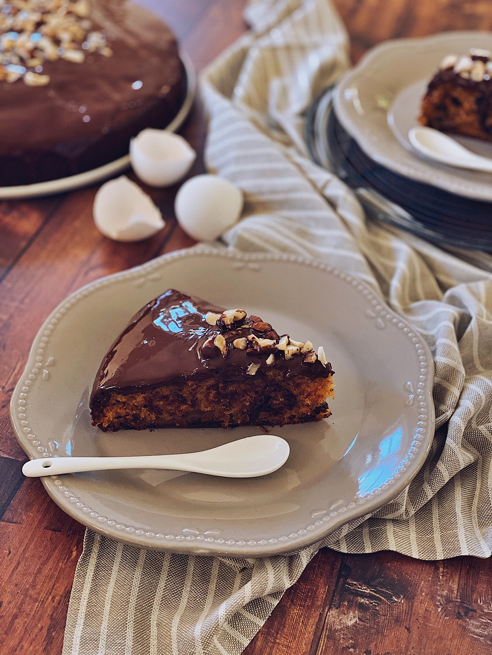 Bananenkuchen mit karamellisierten Bananen und Schokoladenglasur