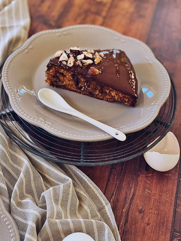 Bananenkuchen mit karamellisierten Bananen und Schokoladenglasur