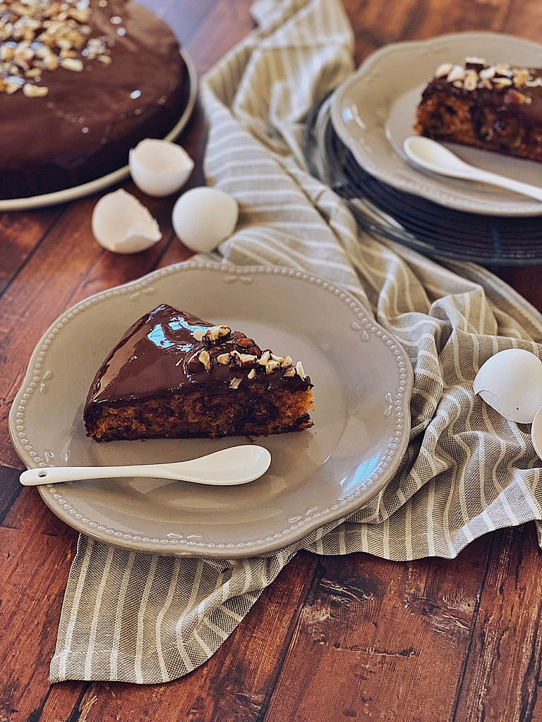 Bananenkuchen mit karamellisierten Bananen und Schokoladenglasur