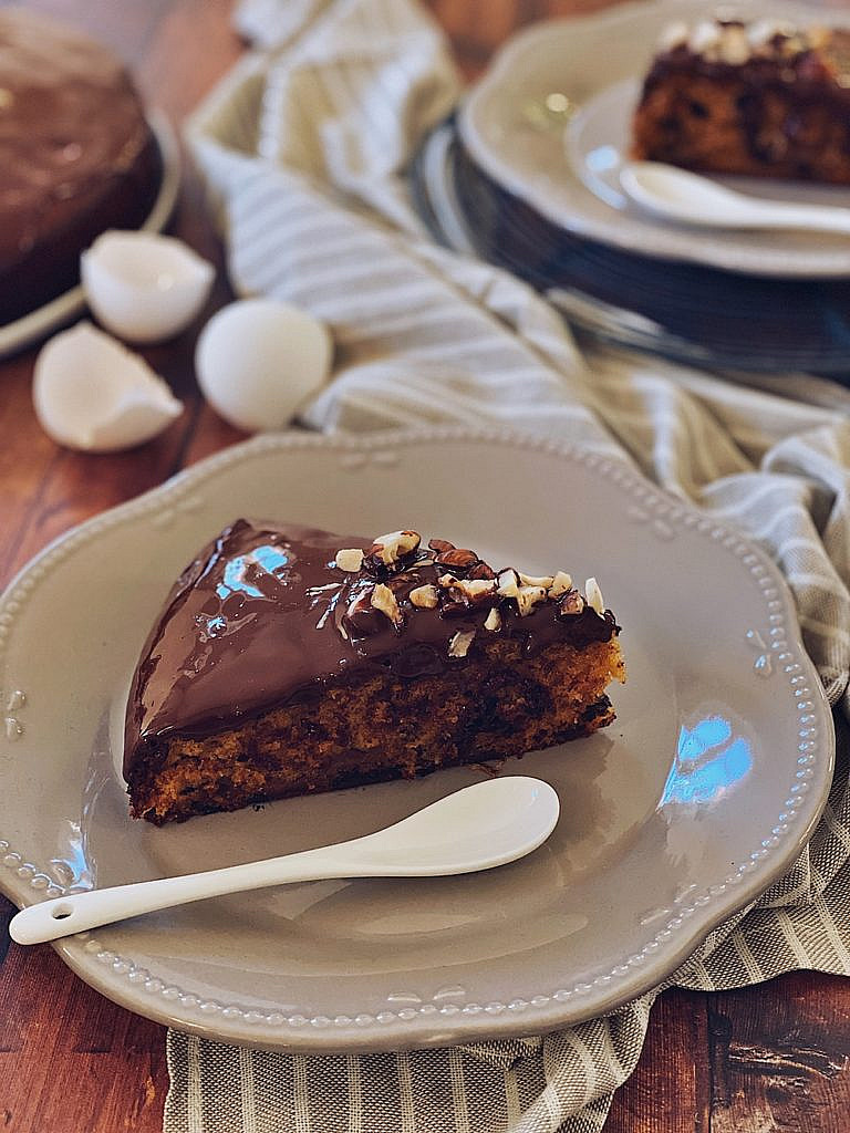 Bananenkuchen mit karamellisierten Bananen und Schokoladenglasur