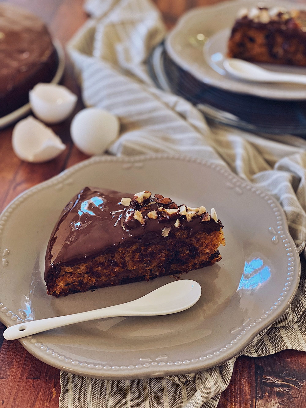 Bananenkuchen mit karamellisierten Bananen und Schokoladenglasur Bananenkuchen mit karamellisierten Bananen und Schokoladenglasur