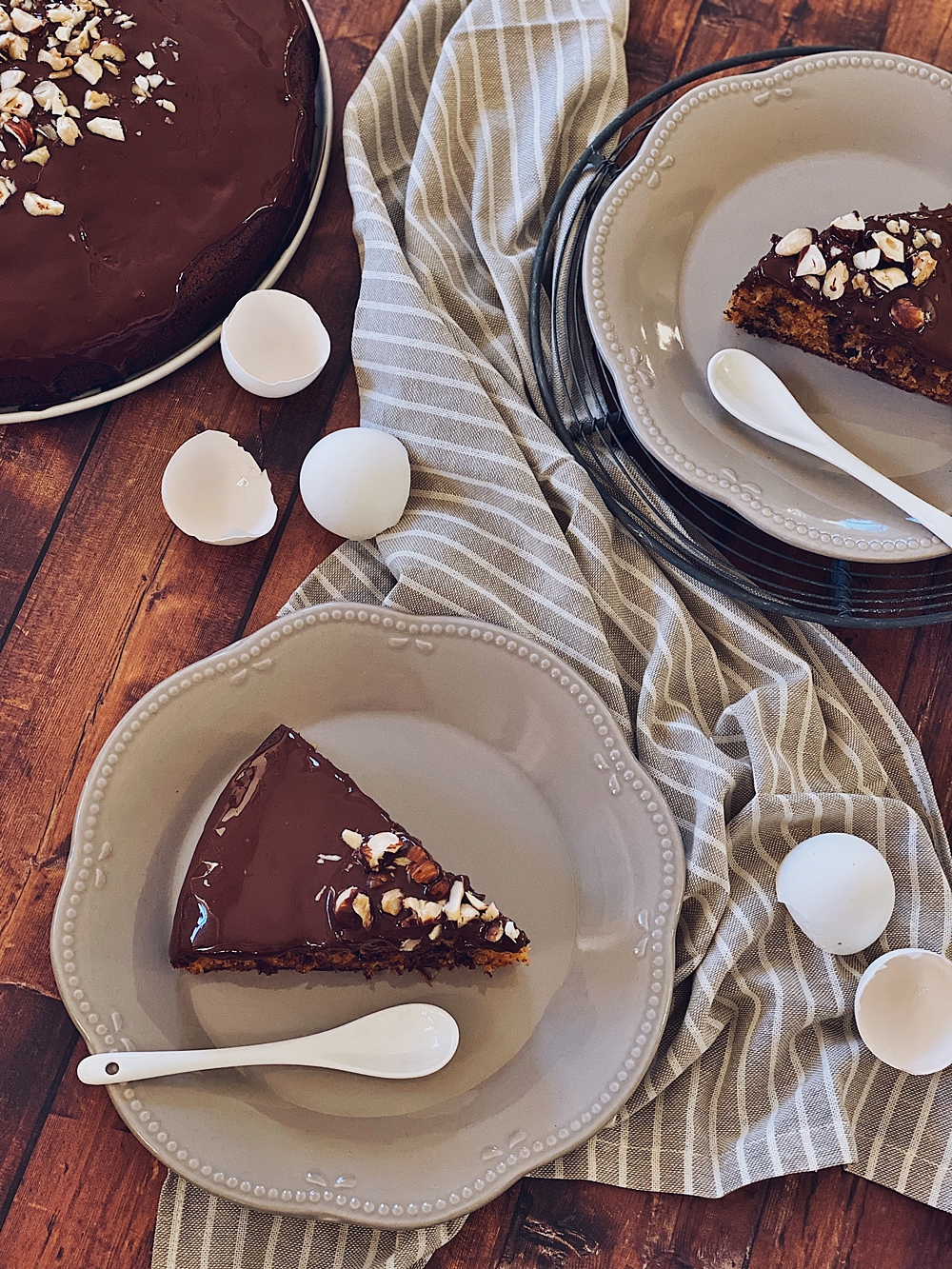 Bananenkuchen mit karamellisierten Bananen und Schokoladenglasur