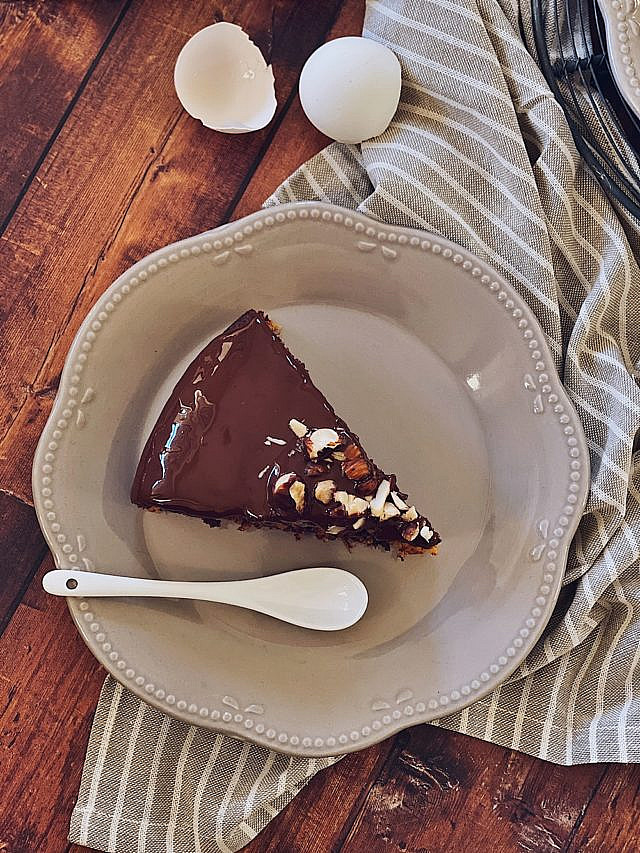 Bananenkuchen mit karamellisierten Bananen und Schokoladenglasur