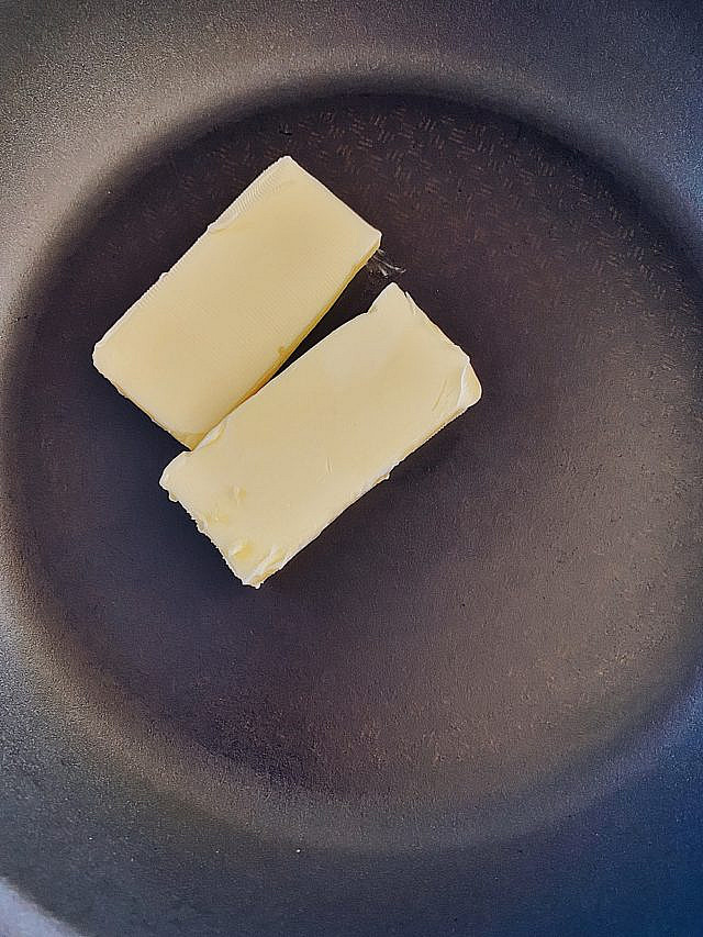 Bananenkuchen mit karamellisierten Bananen und Schokoladenglasur