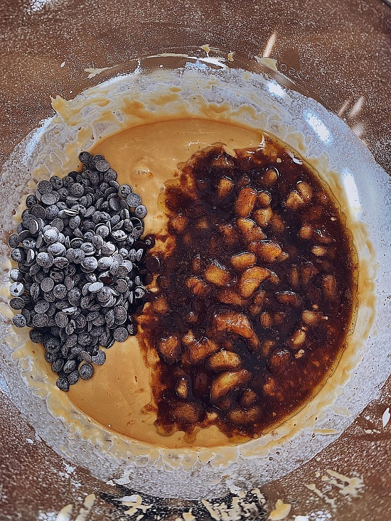 Bananenkuchen mit karamellisierten Bananen und Schokoladenglasur