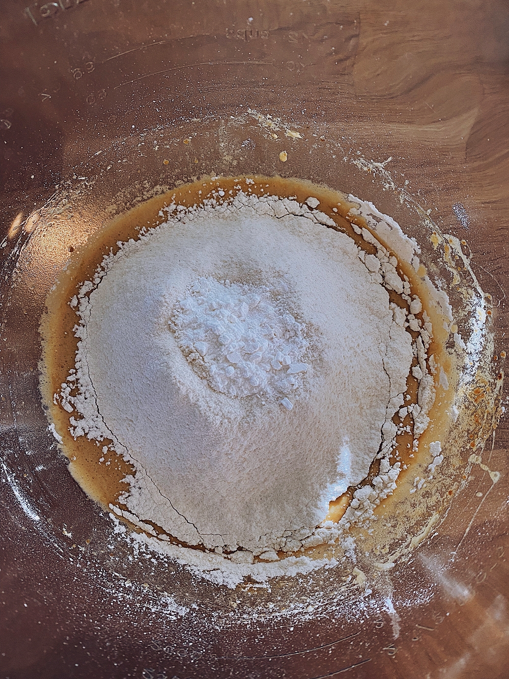 Bananenkuchen mit karamellisierten Bananen und Schokoladenglasur