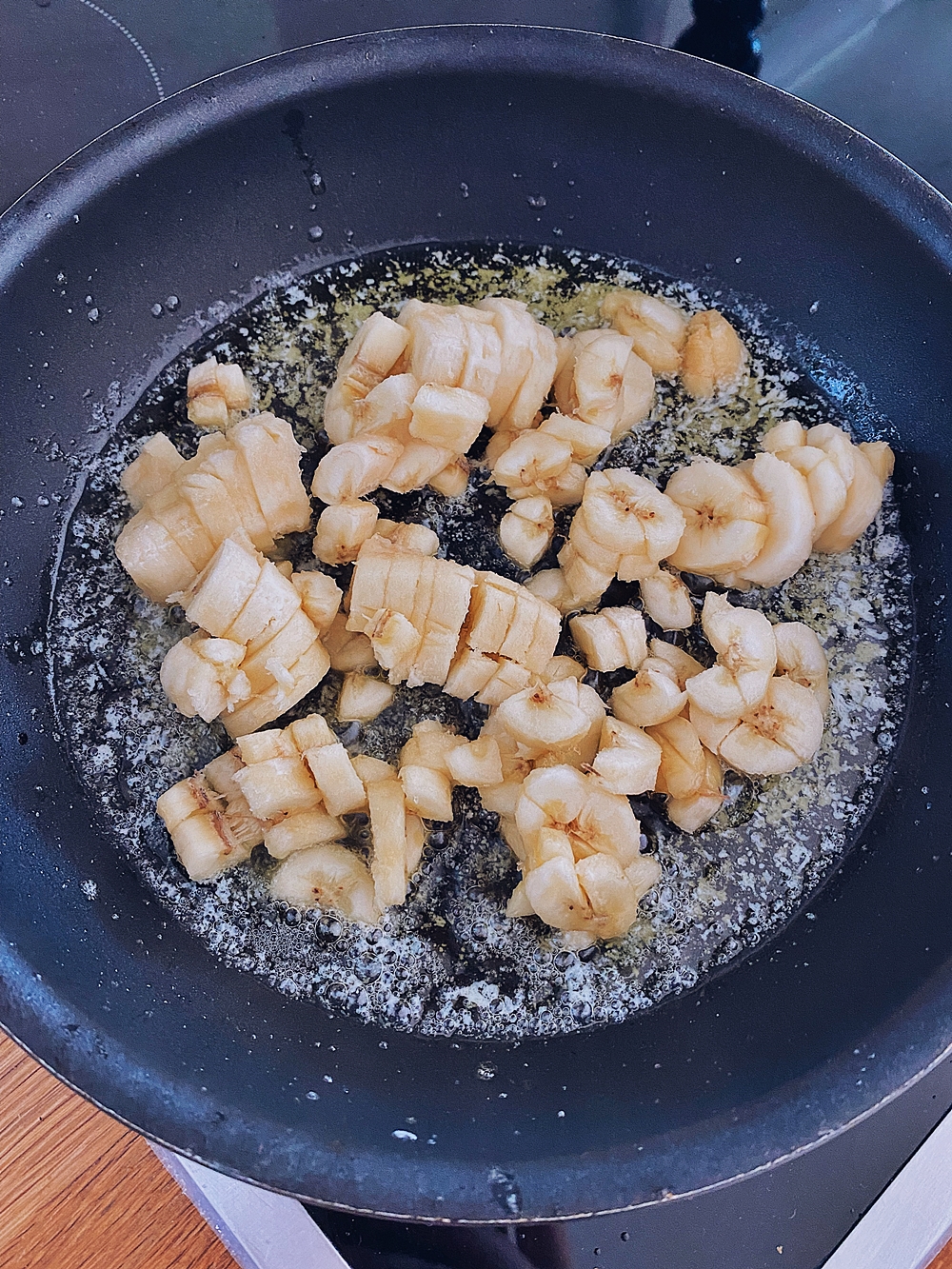 Bananenkuchen mit karamellisierten Bananen und Schokoladenglasur
