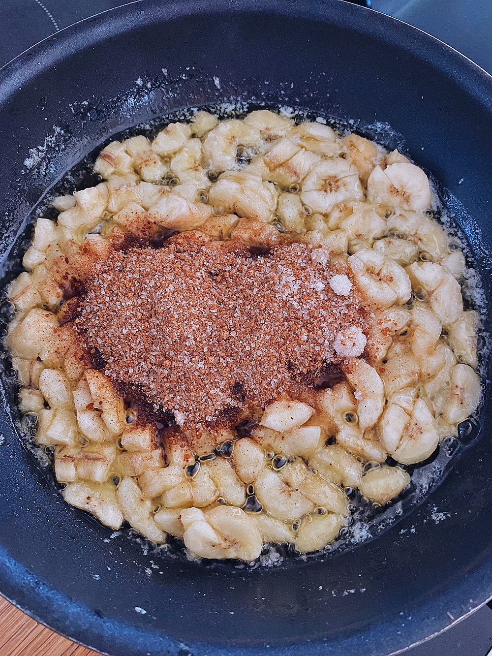 Bananenkuchen mit karamellisierten Bananen und Schokoladenglasur