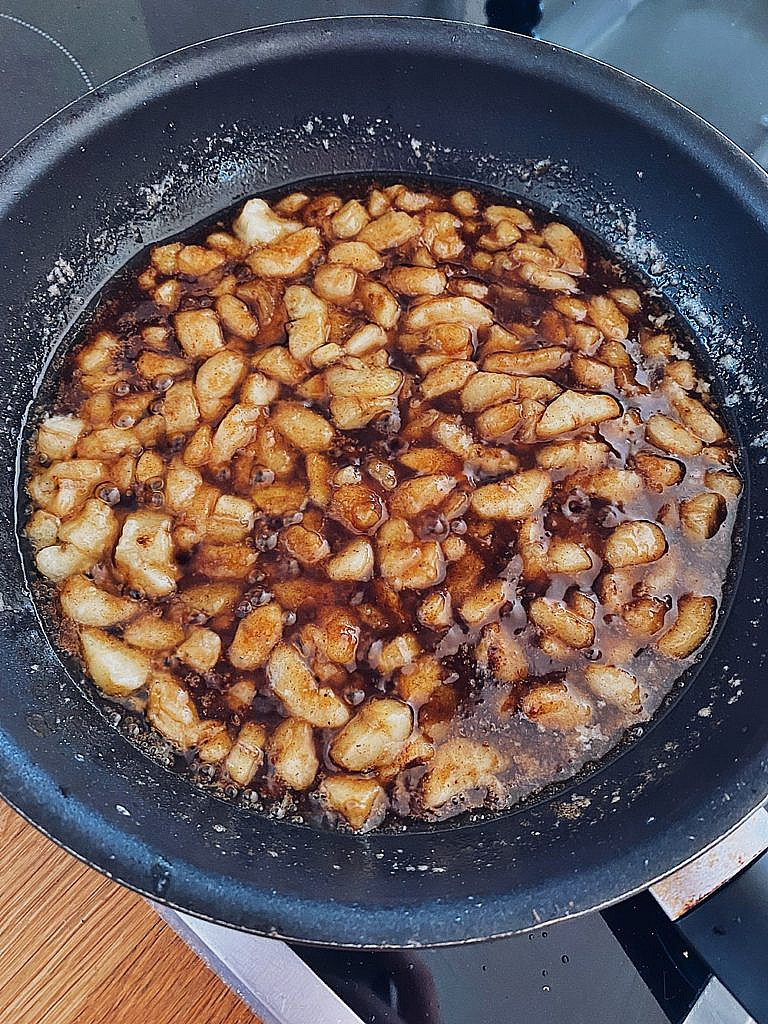 Bananenkuchen mit karamellisierten Bananen und Schokoladenglasur