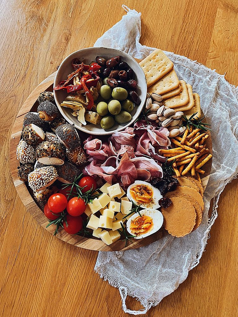 Charcuterie Board mit Parmaschinken und Laugenkonfekt