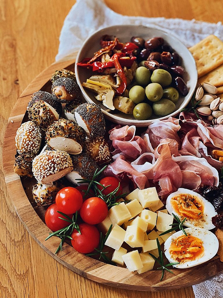 Charcuterie Board mit Parmaschinken und Laugenkonfekt