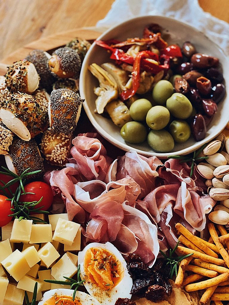 Charcuterie Board mit Parmaschinken und Laugenkonfekt