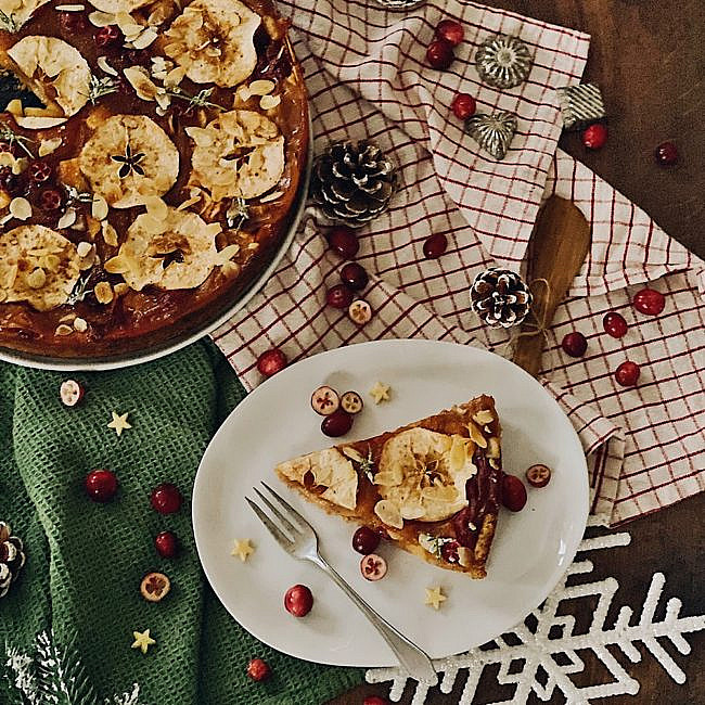 weihnachtlicher Bratapfelkuchen mit Cranberries