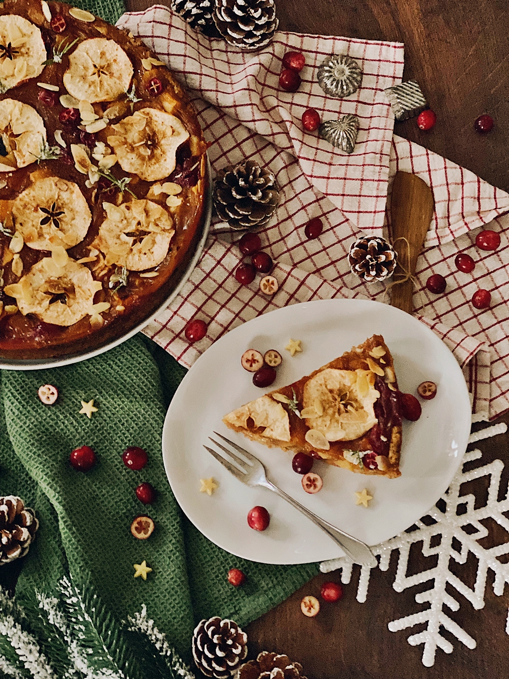 weihnachtlicher Bratapfelkuchen mit Cranberries