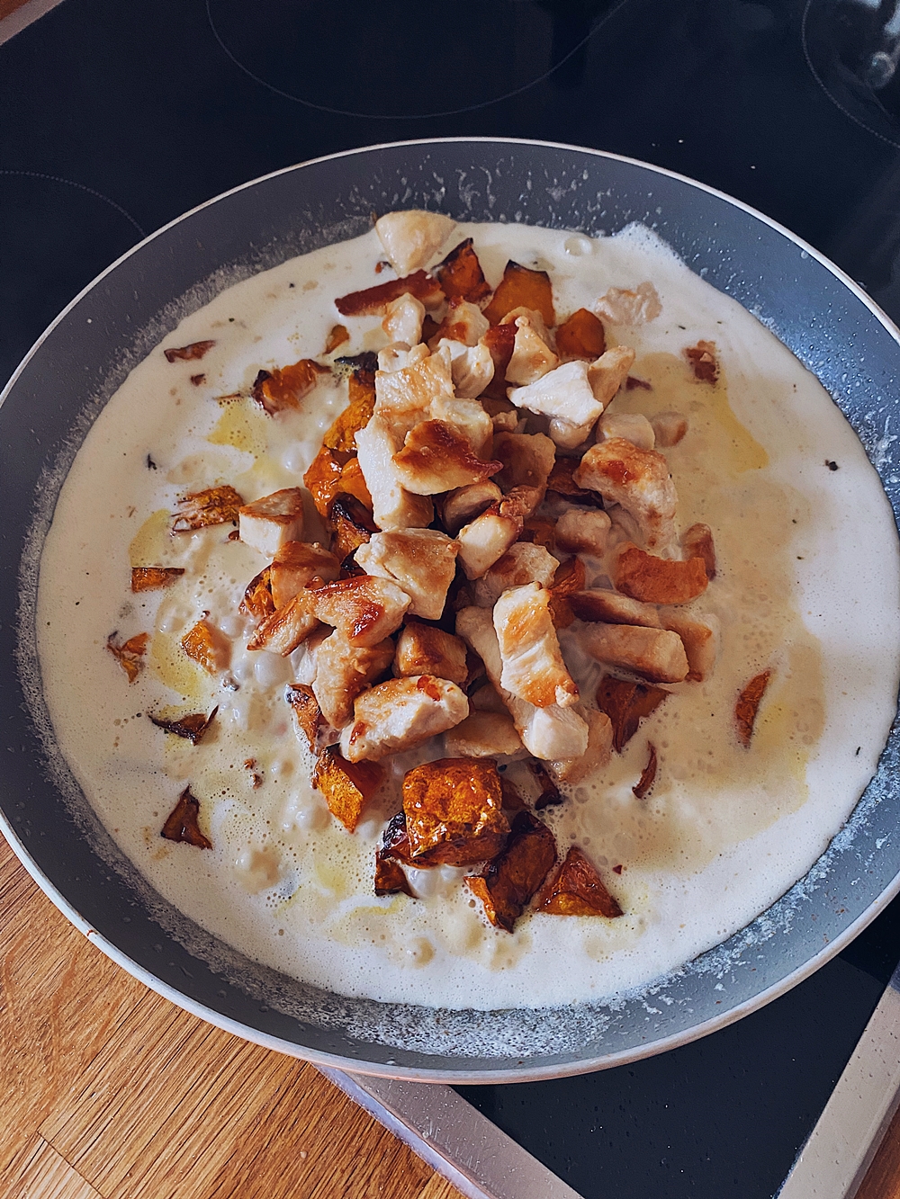 Herbst Pasta mit Kürbis, Hähnchen und Parmesansoße