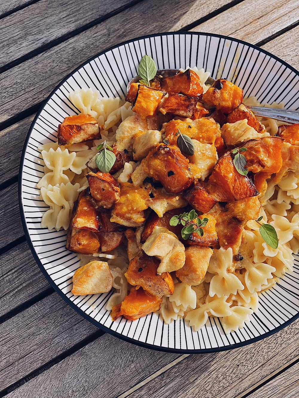 Herbst Pasta mit Kürbis, Hähnchen und Parmesansoße