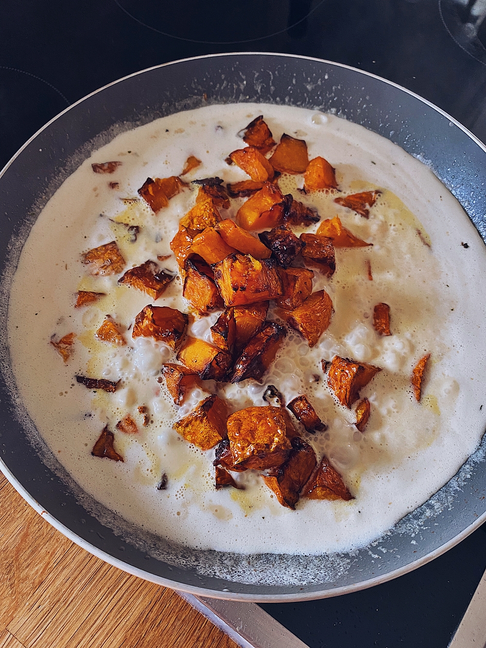 Herbst Pasta mit Kürbis, Hähnchen und Parmesansoße