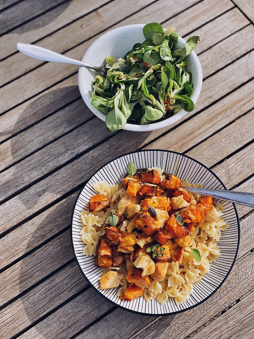 Herbst Pasta mit Kürbis, Hähnchen und Parmesansoße