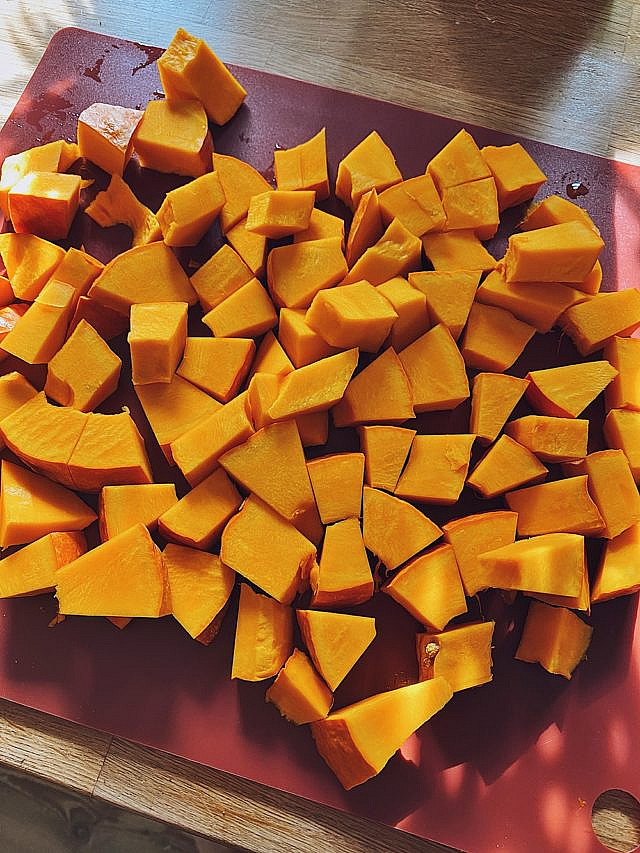 Herbst Pasta mit Kürbis, Hähnchen und Parmesansoße