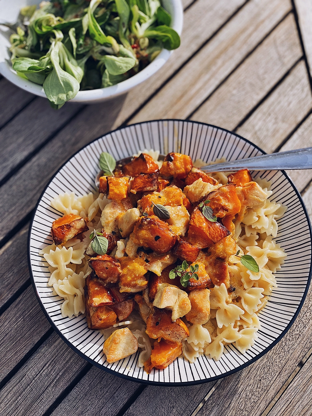 Herbst Pasta mit Kürbis, Hähnchen und Parmesansoße